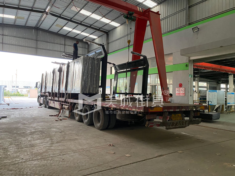 2022.9.21美城街具供應(yīng)咸陽候車亭第二車發(fā)貨現(xiàn)場(chǎng)